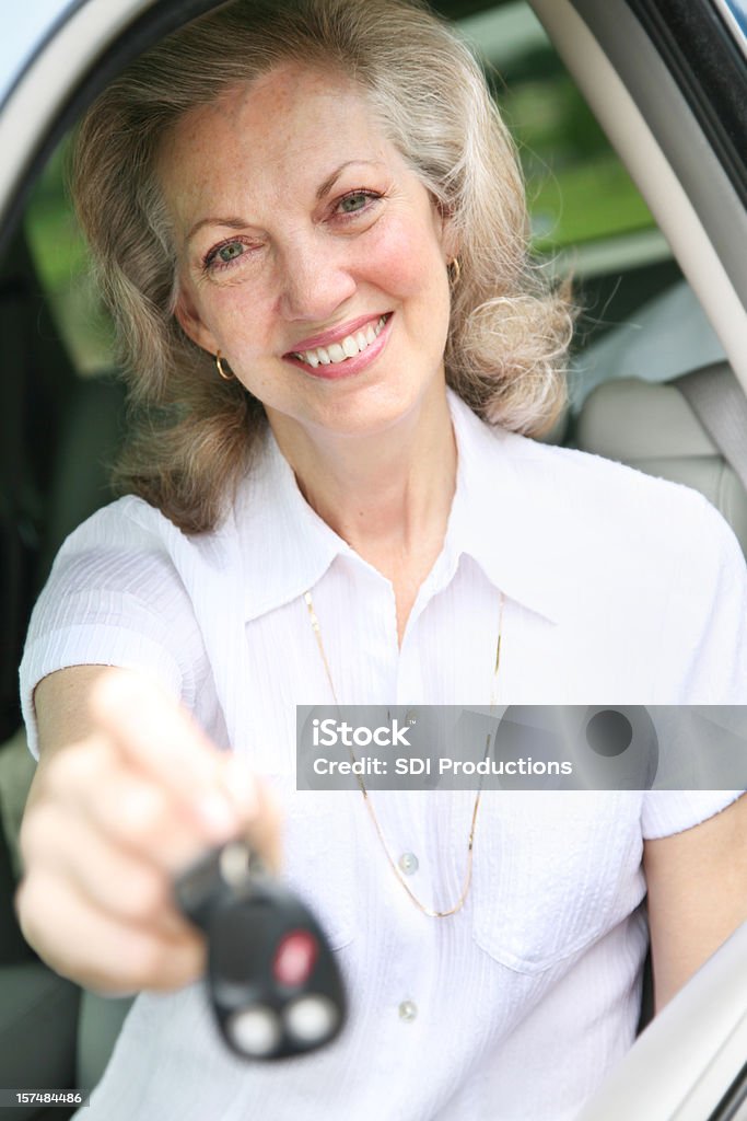 Happy Senior adulte tenant les clés de voiture - Photo de Activité de loisirs libre de droits