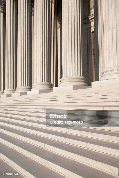 Colunas Nos Eua Supremo Tribunal - Fotografias de stock e mais imagens de Coluna arquitetónica - Coluna arquitetónica, Palácio de Justiça, Sistema Legal