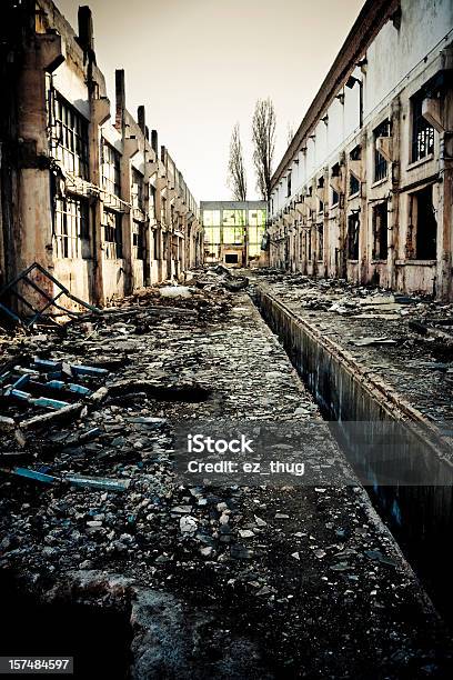 Abandonado Edifício Industrial - Fotografias de stock e mais imagens de Abandonado - Abandonado, Armazém, Acabado