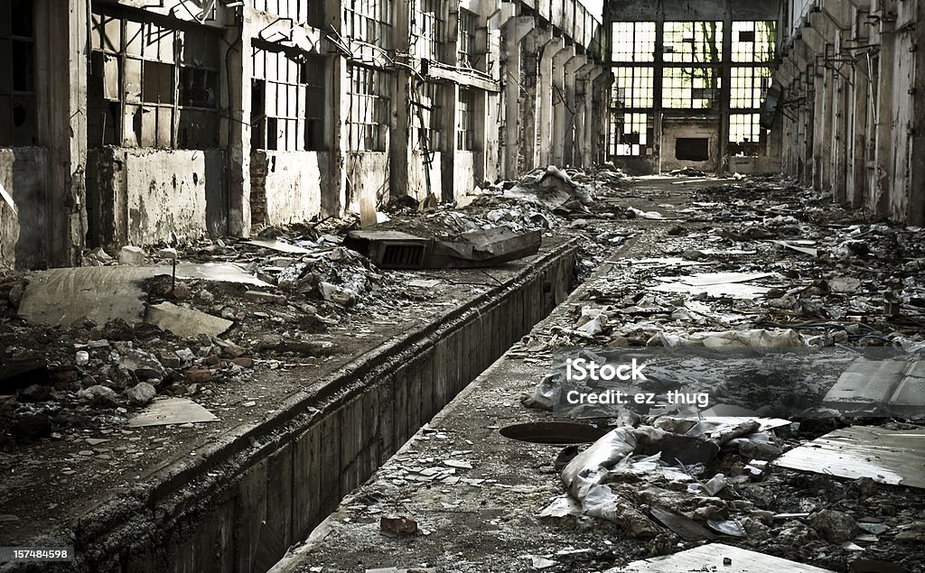 Edificio industriale abbandonato - Foto stock royalty-free di Abbandonato