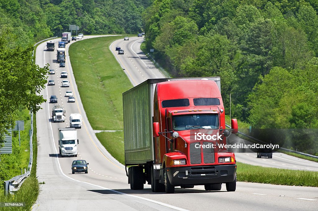 赤色半トラッククライミングヒル Interstate Highway - カラー画像のロイヤリティフリーストックフォト