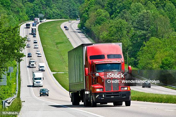 赤色半トラッククライミングヒル Interstate Highway - カラー画像のストックフォトや画像を多数ご用意 - カラー画像, トラック輸送, 主要道路