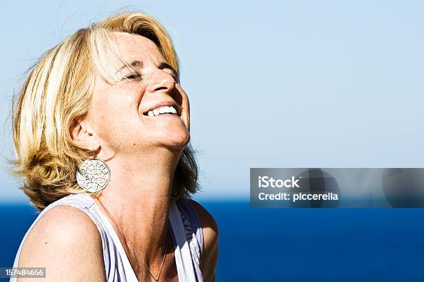 Alegria De Verão - Fotografias de stock e mais imagens de Menopausa - Menopausa, Mulheres, Só Uma Mulher