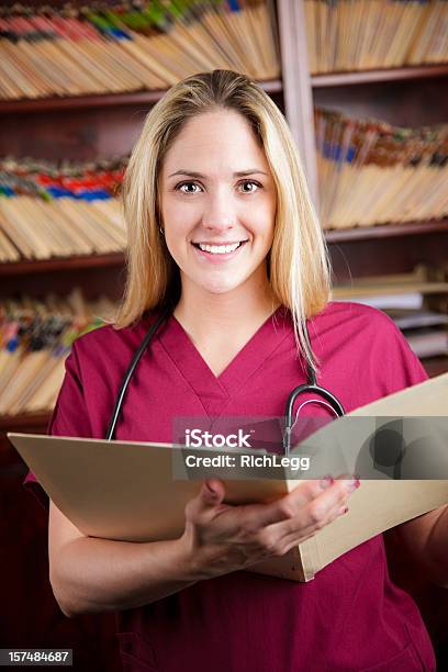 Enfermeira Em Consultório Médico - Fotografias de stock e mais imagens de Adulto - Adulto, Assistência Comunitária, Beleza