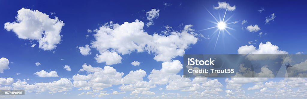 O céu azul e nuvens brancas, desloque para baixo para mais - Royalty-free Ao Ar Livre Foto de stock