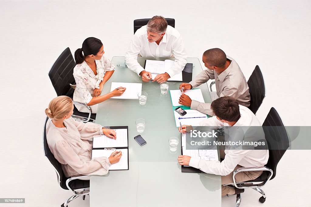 Colegas de trabalho durante uma reunião no escritório - Foto de stock de 20 Anos royalty-free