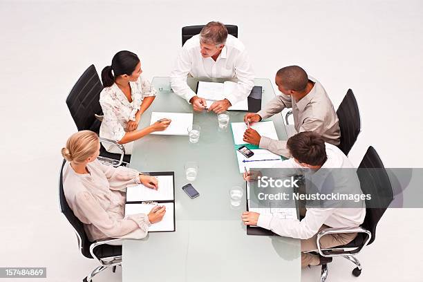 Foto de Colegas De Trabalho Durante Uma Reunião No Escritório e mais fotos de stock de 20 Anos