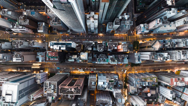 Car traffic transportation on road intersection, skyscraper buildings, condominiums in financial business or residential district at Hong Kong island. Drone aerial cityscape top view. Asia transport transporte de tráfico de automóviles en la intersección de carreteras, edificios de rascacielos, condominios en negocios financieros o distrito residencial en la isla de hong kong. vista superior del paisaje urbano aéreo del dron. transporte en asia
