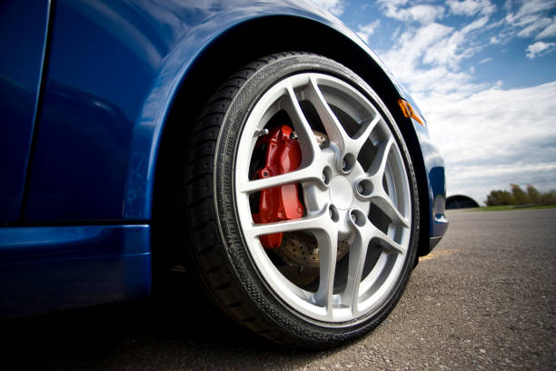 低角度スポーツカータイヤ - car rims 写真 ストックフォトと画像