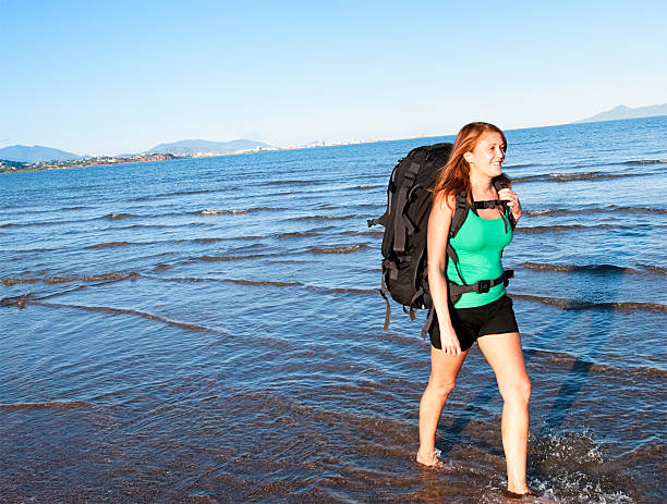 viajar como mochilero mujer en movimiento - australian culture hiking australia people fotografías e imágenes de stock