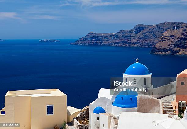 Santorini Famosa Iglesia Foto de stock y más banco de imágenes de Aire libre - Aire libre, Arquitectura, Azul