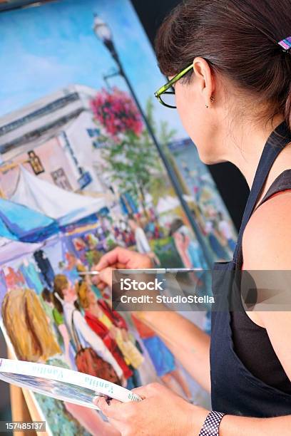 Künstler Arbeiten An Einem Gemälde Stockfoto und mehr Bilder von Arbeiten - Arbeiten, Bildender Künstler - Künstler, Bildschärfe
