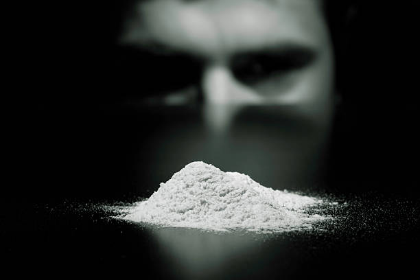 młody człowiek kokaina uzależnieni - snorting zdjęcia i obrazy z banku zdjęć