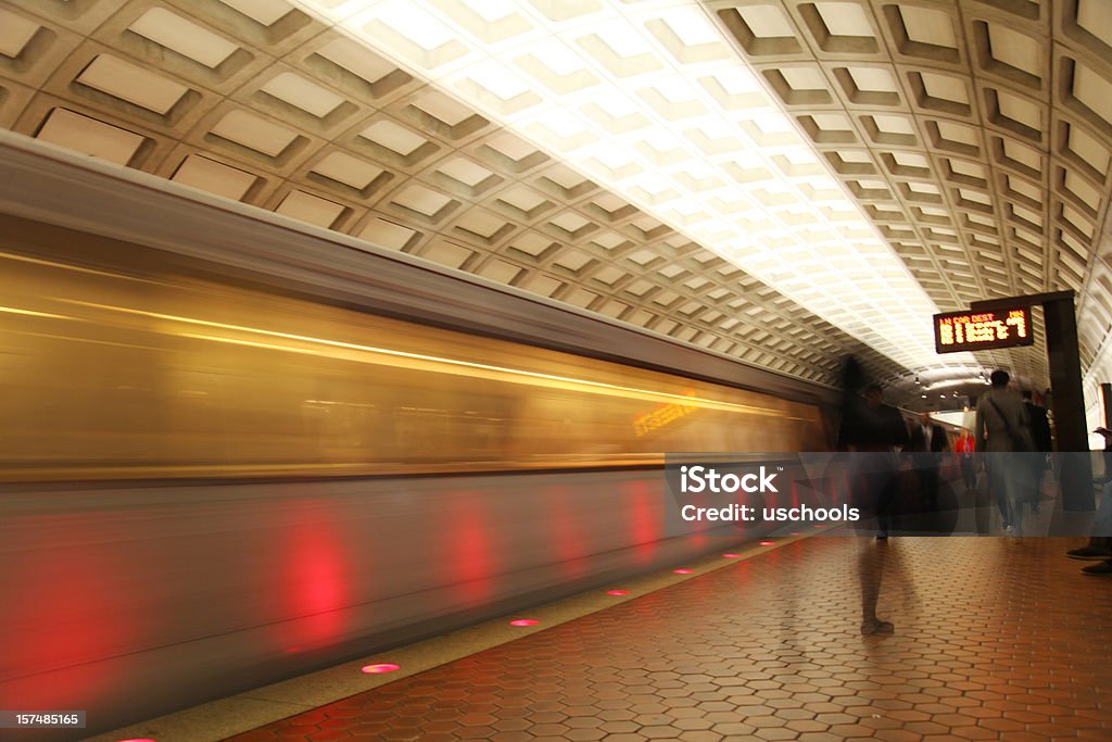 Tren de metro de llegar o salir de la plataforma, Washington DC - Foto de stock de Washington DC libre de derechos