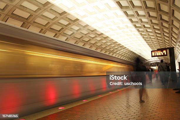 Tren De Metro De Llegar O Salir De La Plataforma Washington Dc Foto de stock y más banco de imágenes de Washington DC