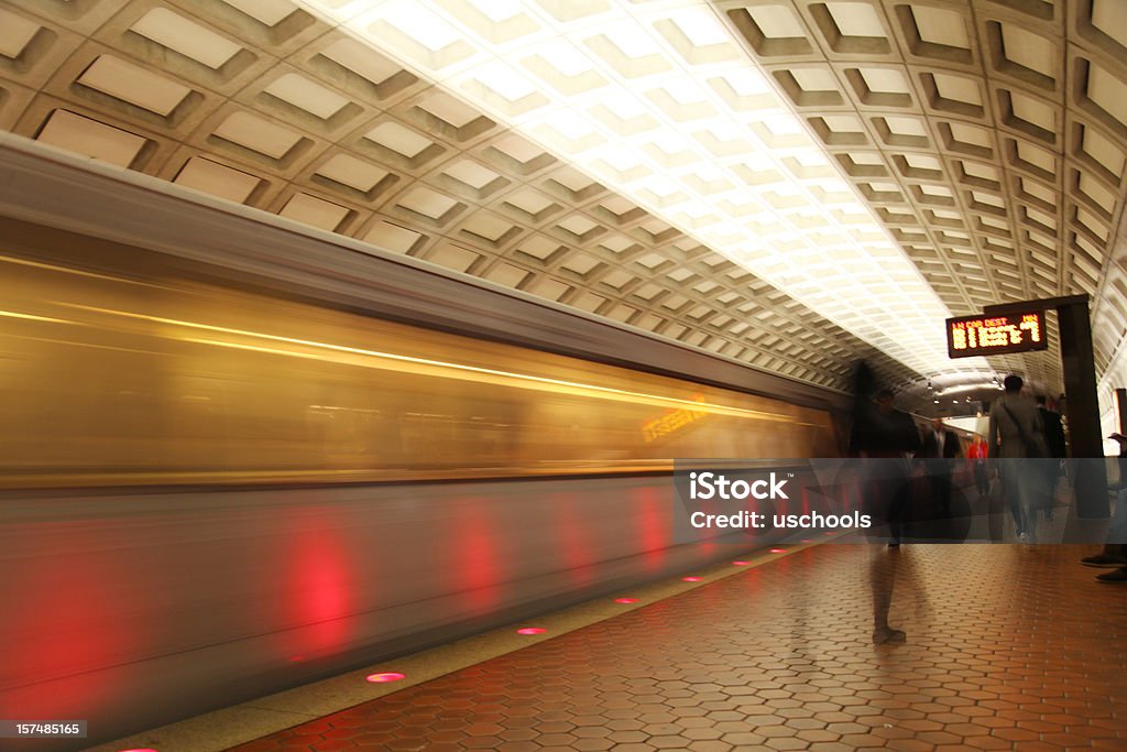 Métro Train arrivant et quittant la plate-forme, à Washington, D.C. - Photo de Washington DC libre de droits