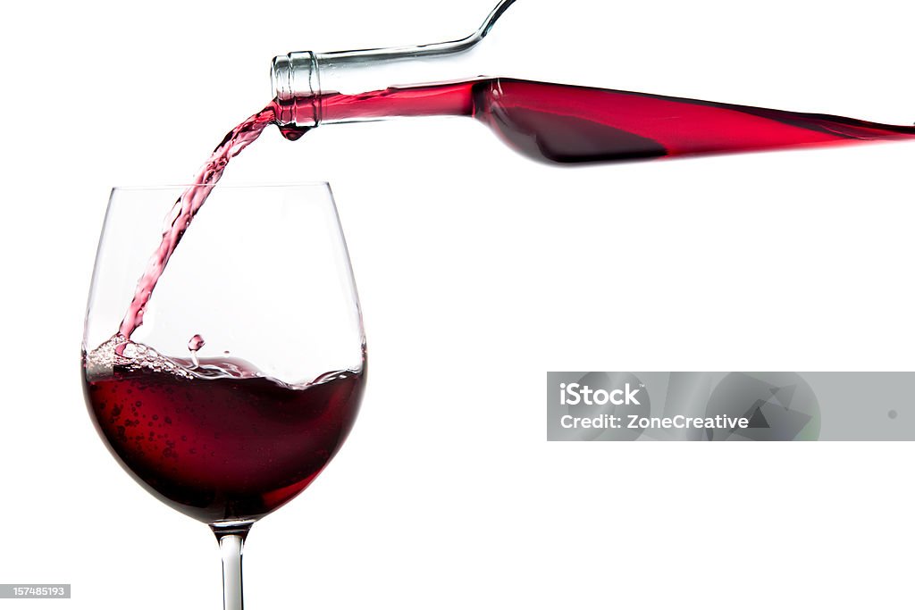 Vino rosso cadere da bottiglia in vetro isolato su bianco - Foto stock royalty-free di Alchol