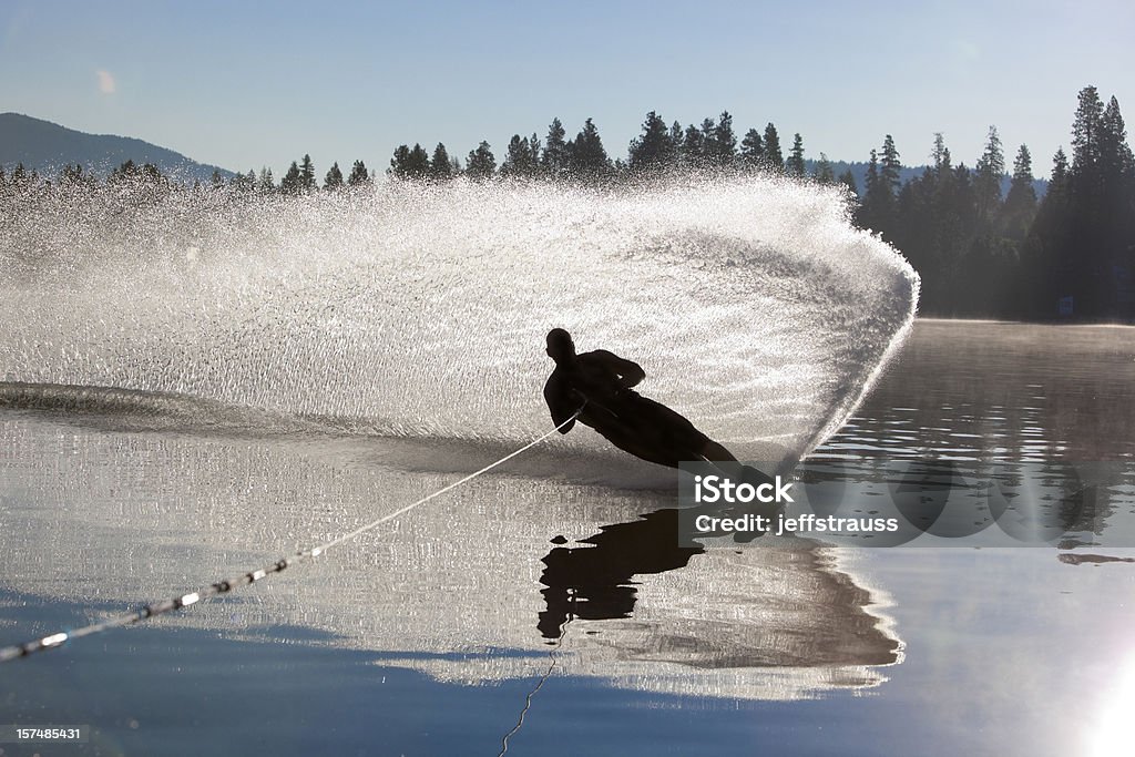Вода skiier режущих it up - Стоковые фото Воднолыжный спорт роялти-фри