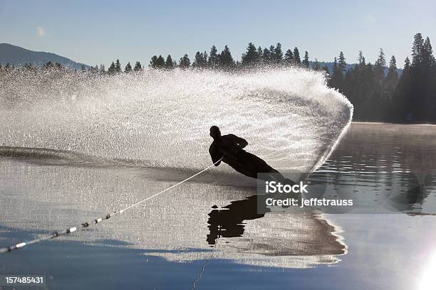 Вода Skiier Режущих It Up — стоковые фотографии и другие картинки Воднолыжный спорт - Воднолыжный спорт, Силуэт, 25-29 лет