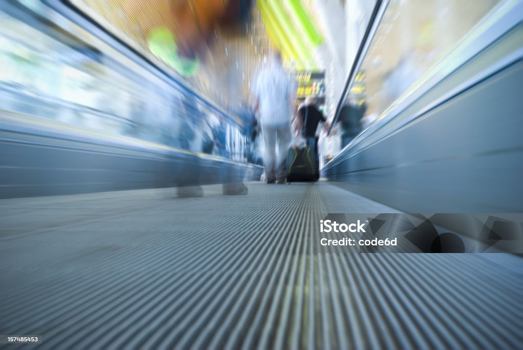 Aeroporto de irreconhecível pessoas viajando, escada rolante, desfoque de movimento - Foto de stock de Abstrato royalty-free