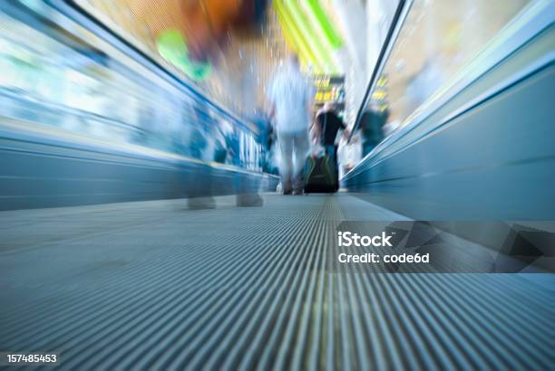 Foto de Aeroporto De Irreconhecível Pessoas Viajando Escada Rolante Desfoque De Movimento e mais fotos de stock de Abstrato