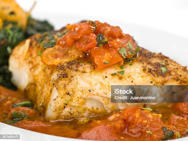 Seebarsch Pomodoro Stockfoto und mehr Bilder von Fisch - Fisch, Tomatensoße, Fische und Meeresfrüchte