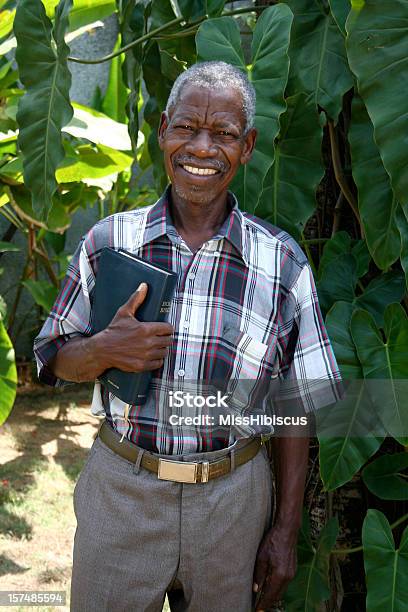 Senior Afrikanische Pastor Mit Bibel Stockfoto und mehr Bilder von Afrika - Afrika, Missionar, Bibel