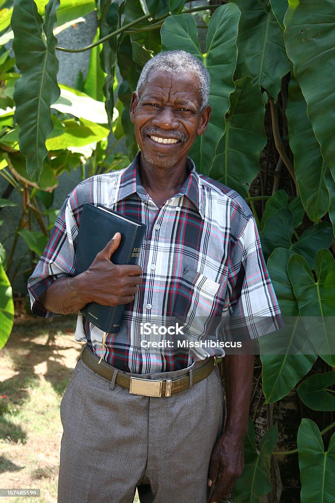 Senior-Pastor com Bíblia - Royalty-free África Foto de stock