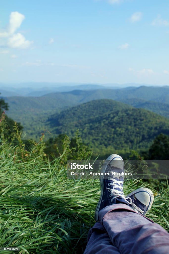Mettez-vous à l'arrière et se détendre en vacances dans les montagnes - Photo de Velours côtelé libre de droits