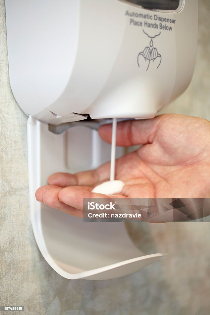 Desinfektionsmittel Spender Weinstationen Seifenspender in eine männliche Hand - Lizenzfrei Handdesinfektionsmittel Stock-Foto
