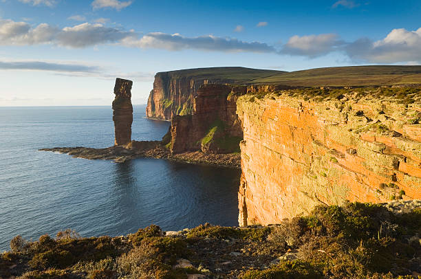 the old man of hoy im abendlicht - stone nature eroded cliff stock-fotos und bilder