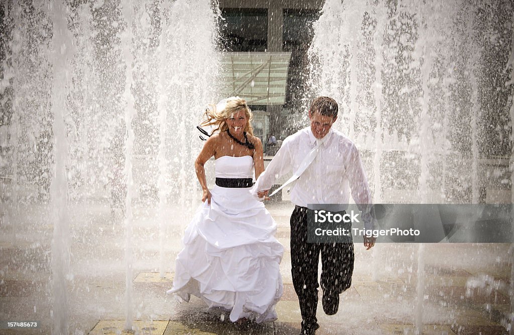 Acqua ritratti da sposa - Foto stock royalty-free di Abito da sposa