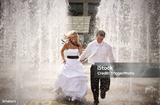 Acqua Ritratti Da Sposa - Fotografie stock e altre immagini di Abito da sposa - Abito da sposa, Acqua, Adulto