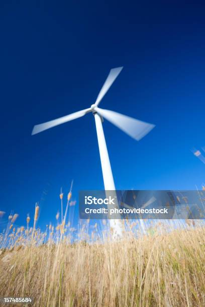 Energia Limpa Do Vento - Fotografias de stock e mais imagens de Ao Ar Livre - Ao Ar Livre, Azul, Campo agrícola