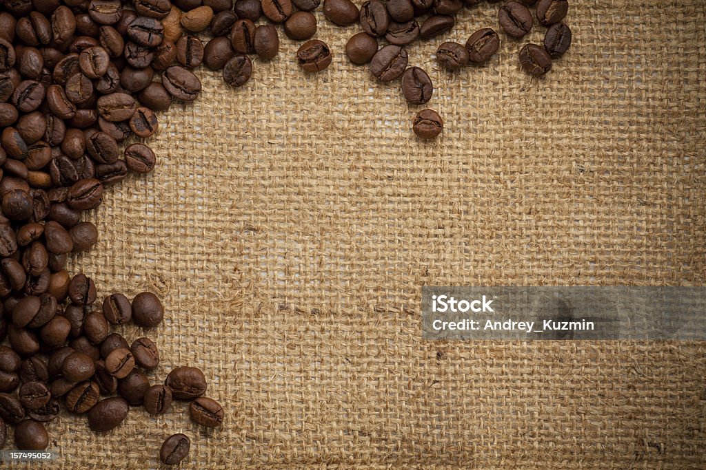 Sfondo di chicchi di caffè su tela grezza - Foto stock royalty-free di Astratto