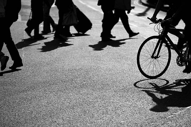 peões, ciclismo de estrada de cruzamento, picadilly circus, londres, preto e branco - walk cycle imagens e fotografias de stock