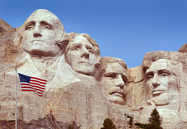 monumento nazionale del monte rushmore, bandiera americana, old glory, volare in primo piano - mt rushmore national monument foto e immagini stock