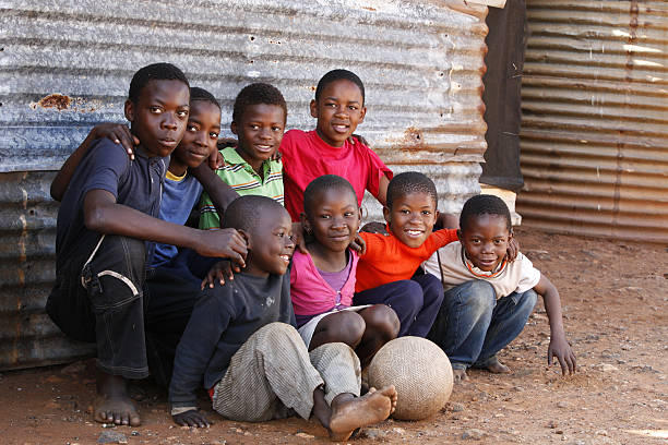 gruppe von kindern south africa - horizontal female with group of males posing looking at camera stock-fotos und bilder