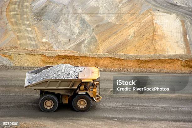 Grande Dumptruck In Utah Miniera Di Rame - Fotografie stock e altre immagini di Industria mineraria - Industria mineraria, Miniera di rame, Furgone pickup