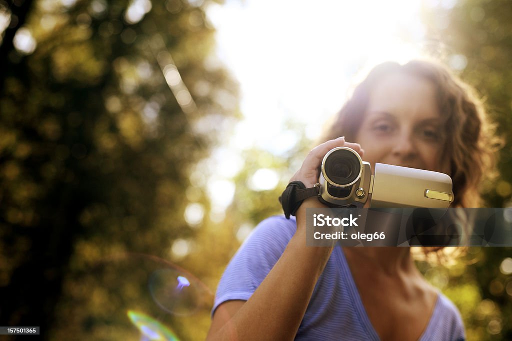 Femme avec une caméra vidéo numérique - Photo de Adulte libre de droits