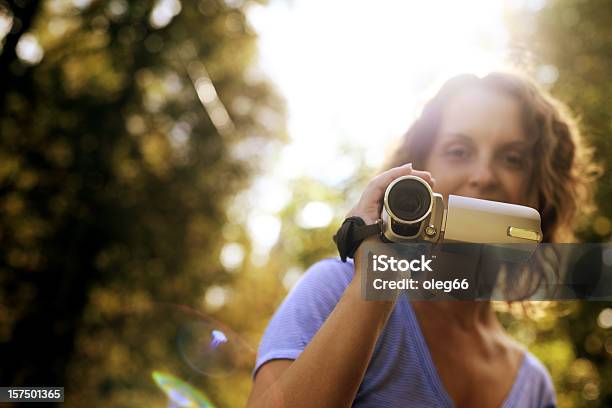 Photo libre de droit de Femme Avec Une Caméra Vidéo Numérique banque d'images et plus d'images libres de droit de Adulte - Adulte, Bonheur, Caméscope