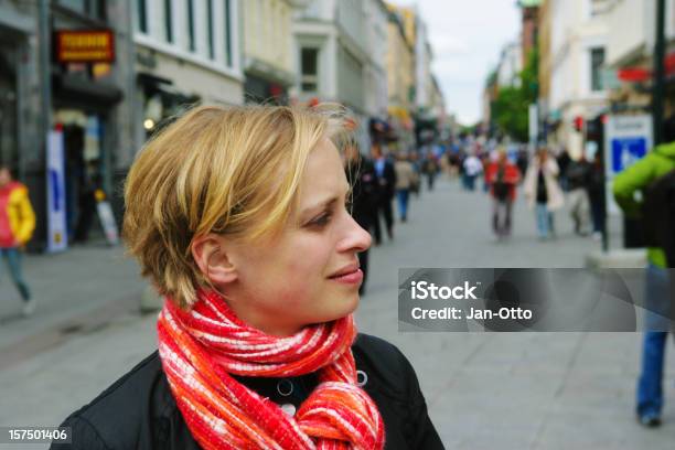 Junge Frau In Fußgängerzone Von Oslo Stockfoto und mehr Bilder von Abwarten - Abwarten, Architektur, Bauwerk