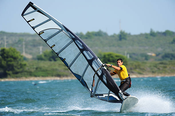wyścig windsurfer - windsurfing zdjęcia i obrazy z banku zdjęć