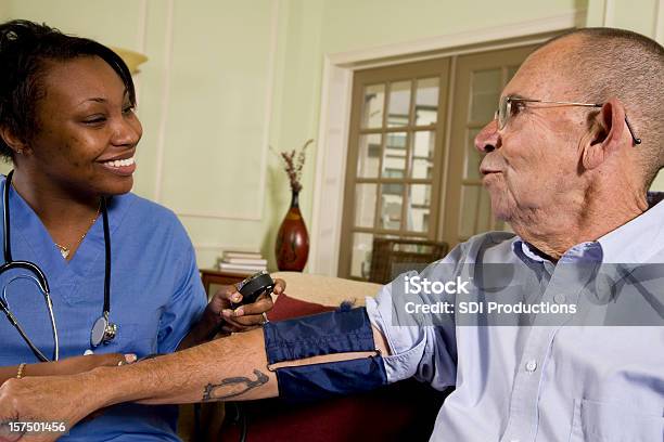 Pielęgniarki W Podeszłym Wieku Opieki Zdrowotnej Sprawdzania Jej Pacjenta Ciśnienia Krwi - zdjęcia stockowe i więcej obrazów Afrykanin