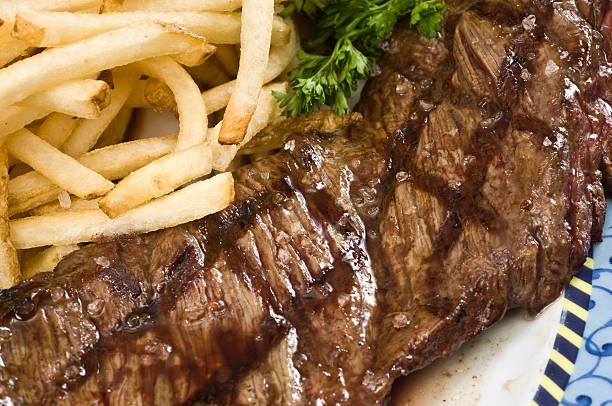 falda de bistec y patatas fritas - skirt steak steak close up grilled fotografías e imágenes de stock