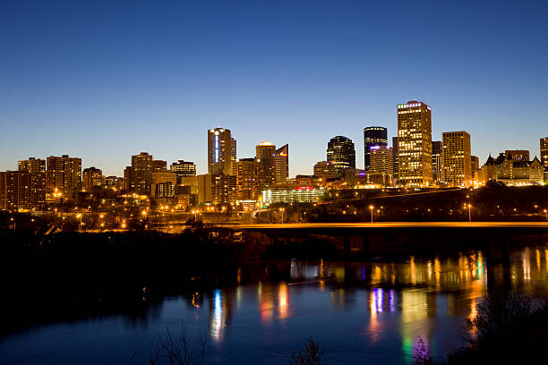 horizonte urbano de edmonton - north saskatchewan river - fotografias e filmes do acervo