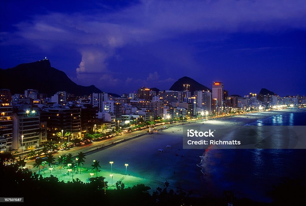 Rio de Janeiro, ao anoitecer. Praia de Ipanema. - Foto de stock de Noite royalty-free