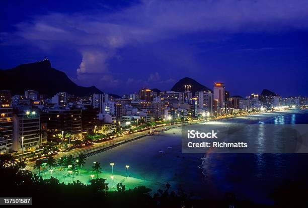 Foto de Rio De Janeiro Ao Anoitecer Praia De Ipanema e mais fotos de stock de Noite - Noite, Rio de Janeiro, Cristo Redentor