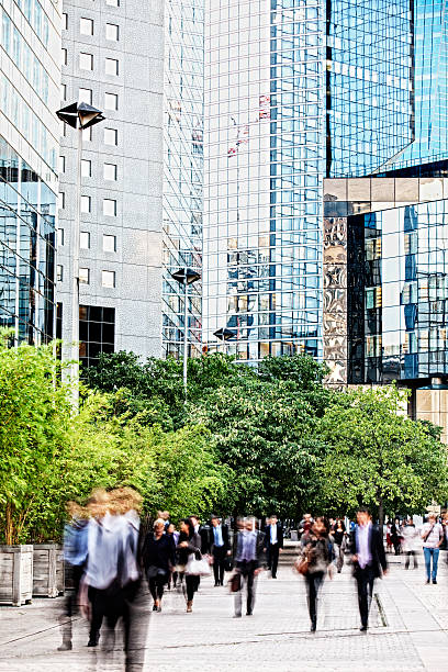 ビジネスの人々のぼやけたウォーキングの金融街 - city street street walking tree ストックフォトと画像