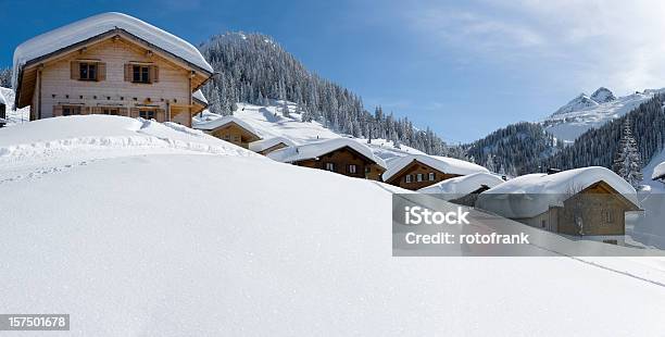 Área De Esquiação Do Alpes Xxxl Tamanho Da Imagem - Fotografias de stock e mais imagens de Alpes Europeus - Alpes Europeus, Ao Ar Livre, Cabana - Estrutura construída